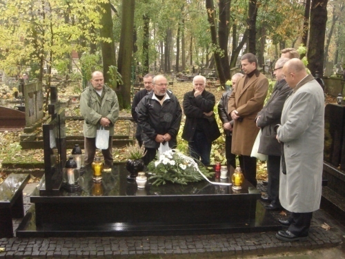 Nad grobem prof. Tadeusza Majewskiego zm. w 2002 r.