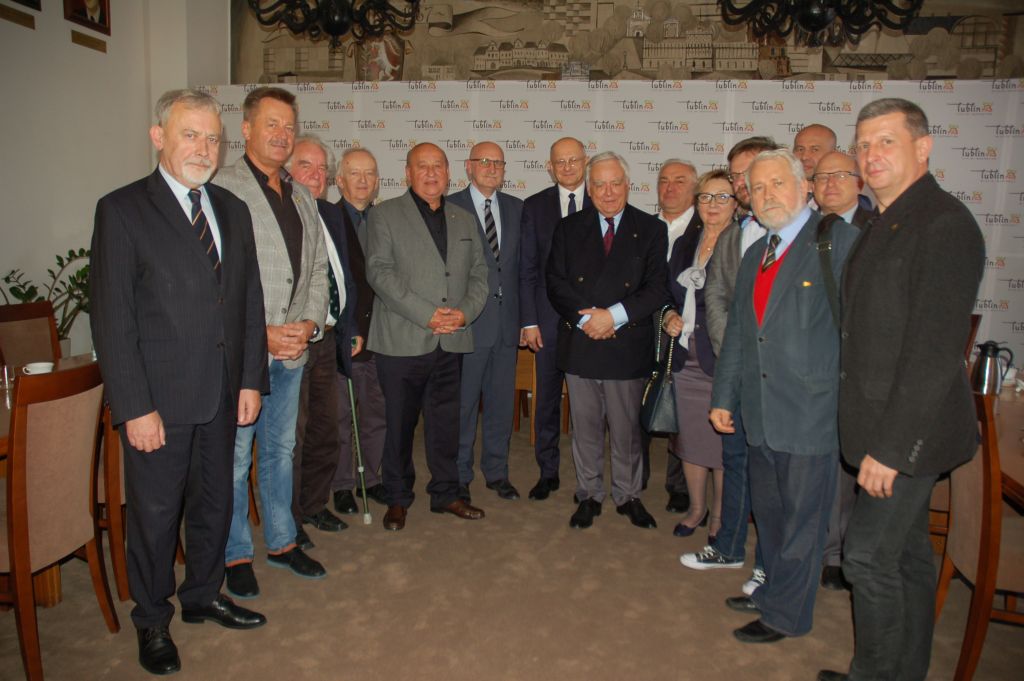 „Rodzinne” zdjęcie przedstawicieli lubelskich klubów Rotary podczas spotkania u prezydenta Lublina, Krzysztofa Żuka. Autor: Zbigniew Miazga