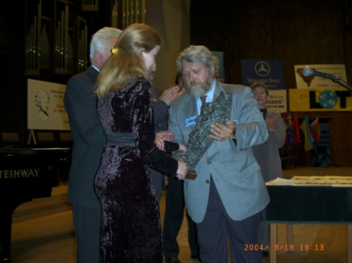 Gubernator Dystryktu Jan Wrana wręcza laureatce konkursu „Nagrodę Gubernatora” Lublin 19 IX 2004 r.